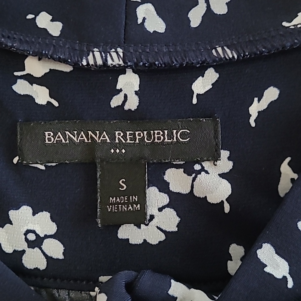 Banana Republic Floral Sleeveless Top - Navy and White size Small - Picture 4 of 7